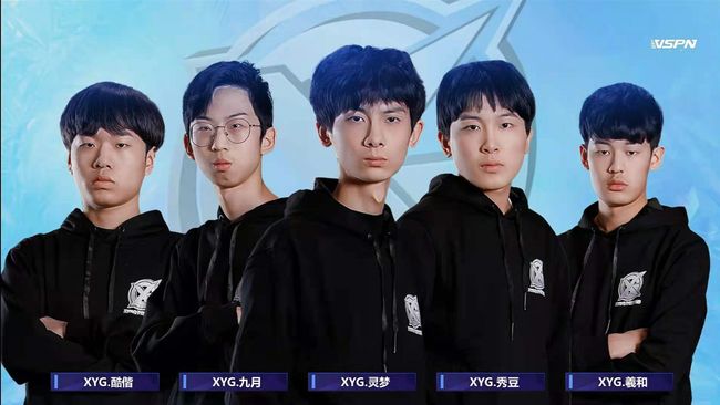 通过社媒与 通过社媒与